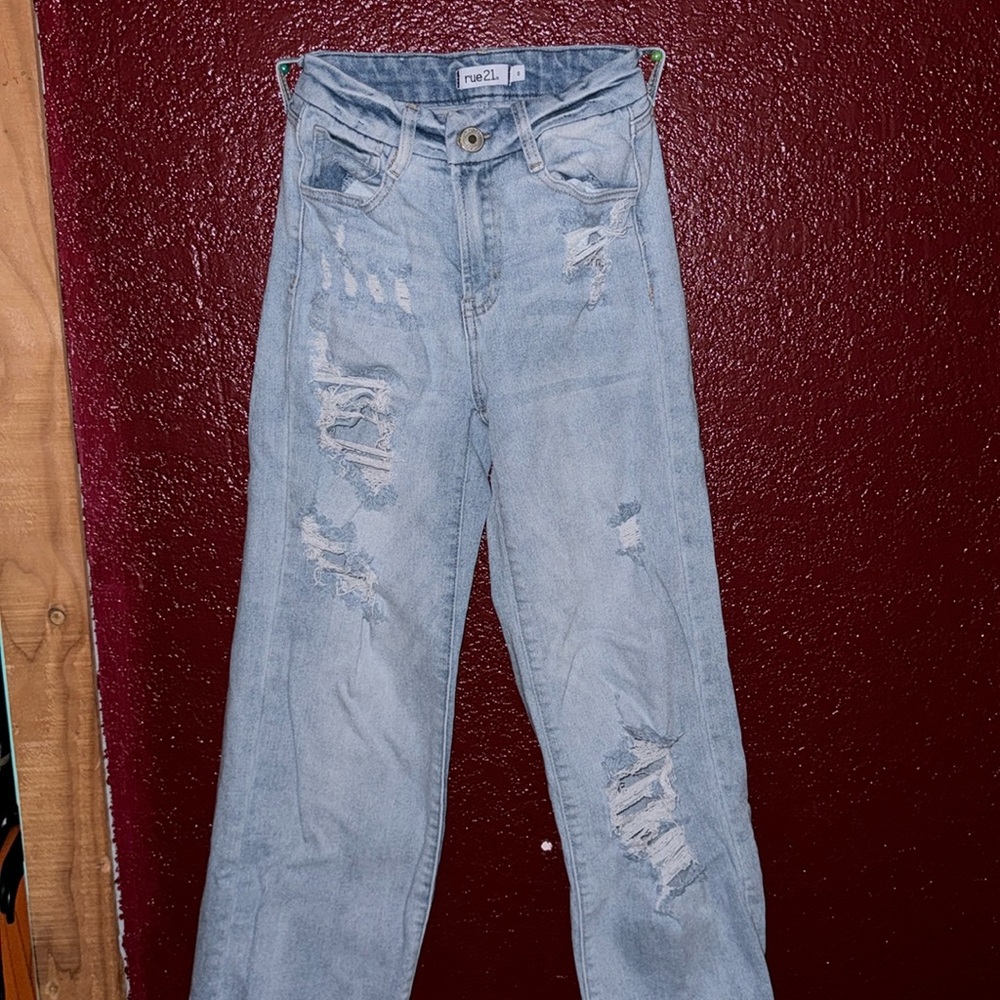 Ripped Skater Jean Light Wash